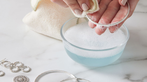 8 روش‌ تمیز کردن و جلوگیری از کدر شدن زیورآلات نقره