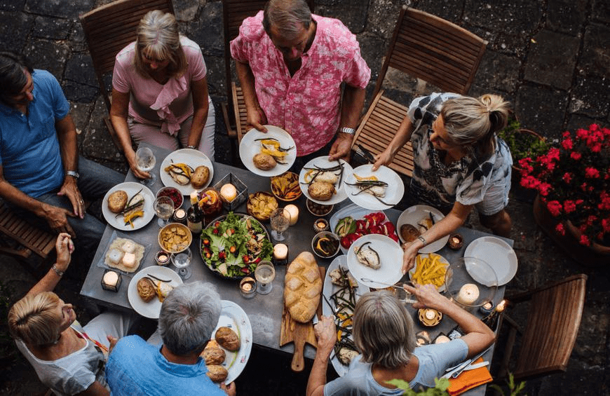 میز شام برای یک مهمانی را چطور تزیین  کنیم؟